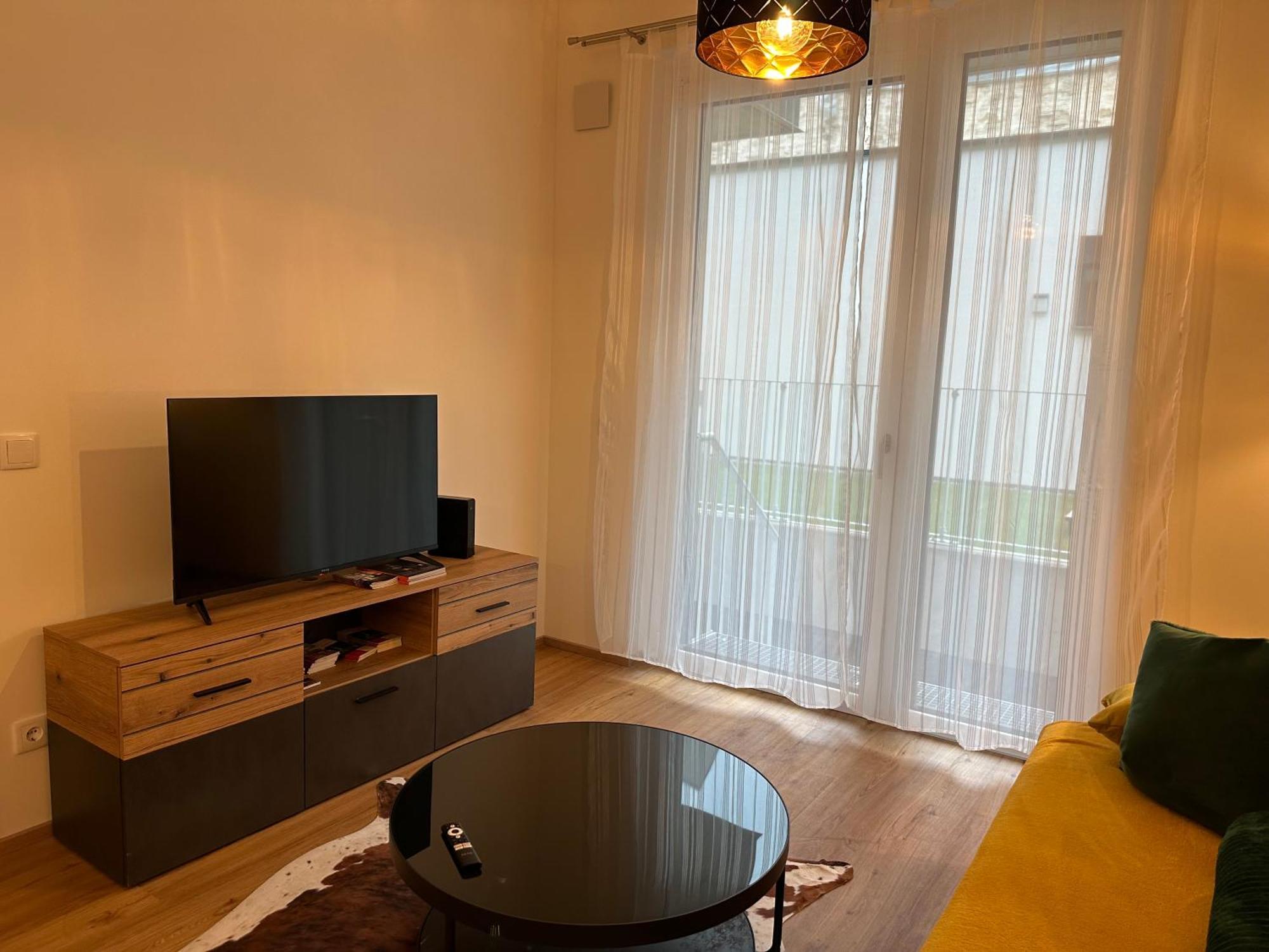 Schoenbrunn Garden Apartment *