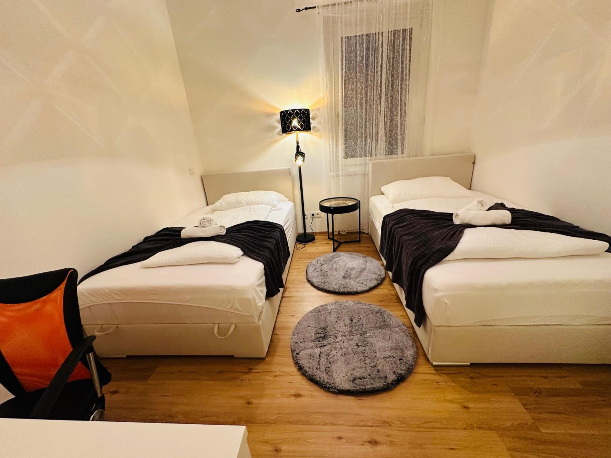 Schoenbrunn Garden Apartment *