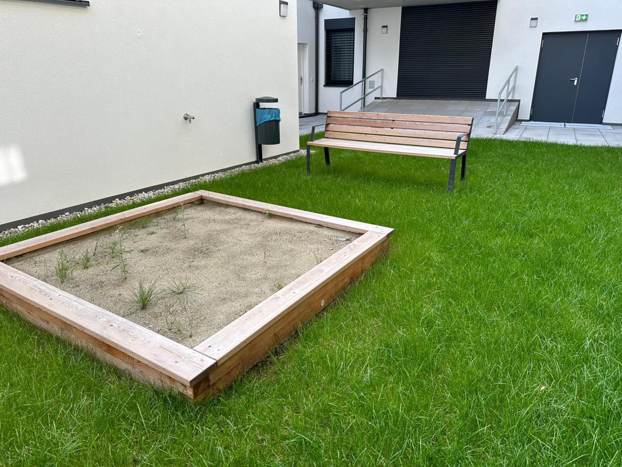 Schoenbrunn Garden Apartment *